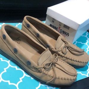 Minnetonka Moccasin 386 in Taupe, Nubuck Leather